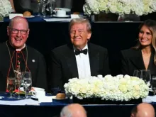 O presidente eleito dos EUA, Donald Trump, sua mulher, Melania, e o arcebispo de Nova York, EUA, dom Timothy cardeal  Dolan, no 79º Jantar Anual da Fundação Memorial Alfred E. Smith no hotel Hilton Midtown, em Nova York, EUA, em 17 de outubro de 2024.