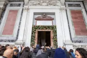 Peregrinos cruzam a porta santa da basílica de São Paulo Fora dos Muros, em Roma.