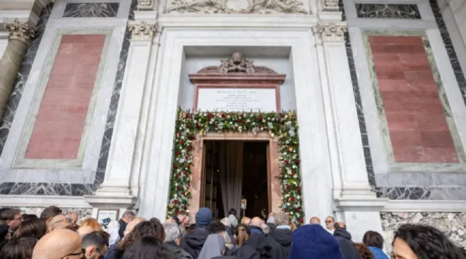 Peregrinos cruzam a porta santa da basílica de São Paulo Fora dos Muros ?? 