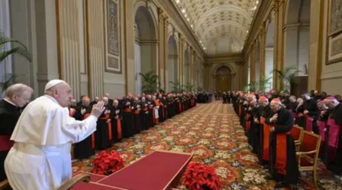 Papa Francisco fala a cardeais e oficiais sênior da Santa Sé em discurso anual de Natal ?? 