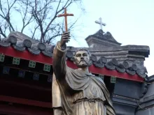 Estátua de são Francisco Xavier em frente à catedral de São José em Pequim, China, em 25 de fevereiro de 2016.