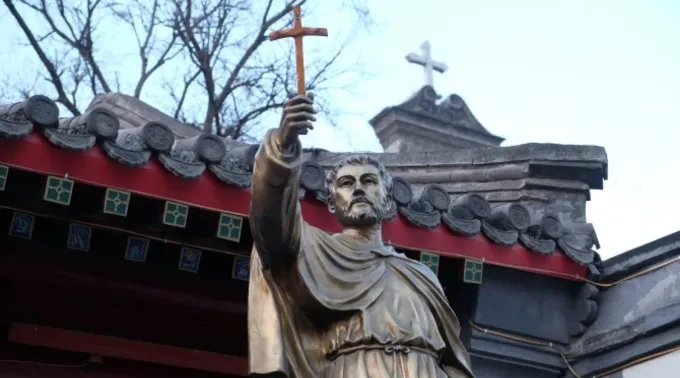 Estátua de são Francisco Xavier em frente à catedral de São José em Pequim ?? 