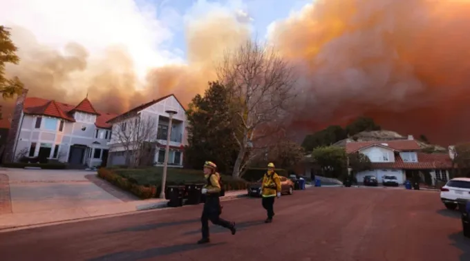 Bombeiros correm enquanto incêndio florestal atinge Pacific Palisades ?? 