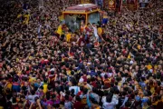 Devotos católicos filipinos se aglomeram para tocar a imagem do Nazareno Negro em sua procissão anual ontem (9), em Manila, Filipinas. A festa do Nazareno Negro é frequentada por milhões de devotos descalços e ocorre todos os anos em 9 de janeiro.