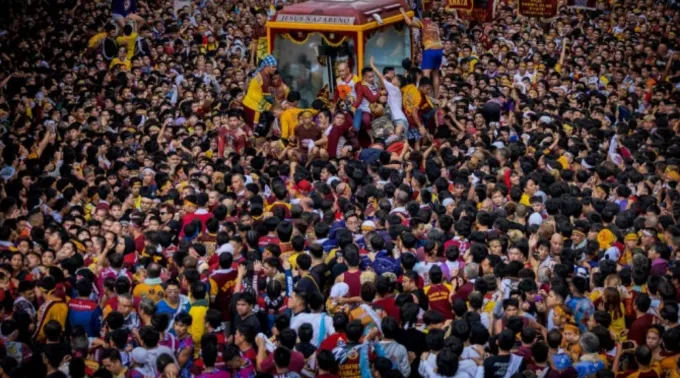 Devotos católicos filipinos se aglomeram para tocar a imagem do Nazareno Negro em Manila ?? 