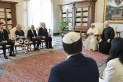 Papa Francisco se encontra com o presidente do Congresso Judaico Mundial, Ronald S. Lauder, e outros líderes, no Vaticano em 19 de outubro de 2023.