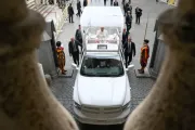 Papa Francisco volta à Cidade do Vaticano depois de audiência geral na praça de São Pedro. Imagem referencial.