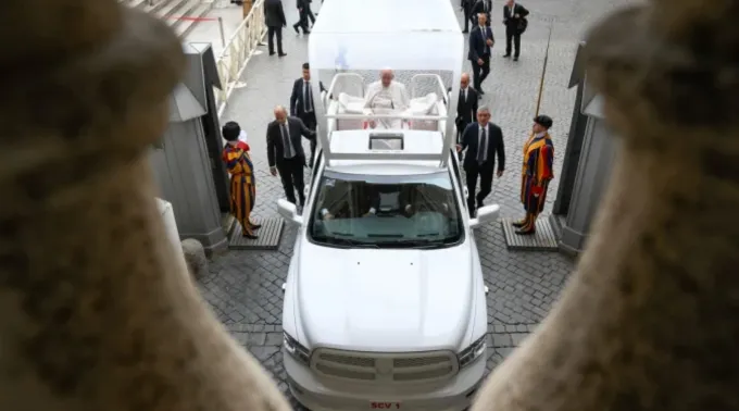 Papa Francisco volta à Cidade do Vaticano depois de audiência geral na praça de São Pedro. ?? 