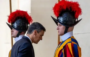 O primeiro-ministro da Espanha, Pedro Sánchez, chega ao Vaticano para se encontrar com o papa Francisco em 11 de outubro de 2024.