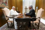 Papa Francisco se encontra com o presidente de Cuba, Miguel Díaz-Canel, no Vaticano em 20 de junho de 2023.