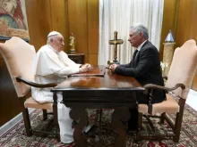 Papa Francisco se encontra com o presidente de Cuba, Miguel Díaz-Canel, no Vaticano em 20 de junho de 2023.