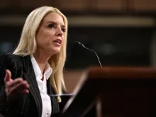 Pam Bondi em sua audiência de confirmação no Senado dos EUA ontem (15) em Washington D.C., EUA.