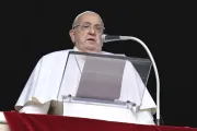 Papa Francisco faz discurso do Ângelus ontem (26) da janela do Palácio Apostólico, no Vaticano.