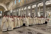 Padres se reúnem para foto na III Convocação Internacional das Confrarias do Clero Católico, realizada de 13 a 17 de janeiro, em Roma.