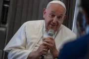 Papa Francisco fala a jornalistas a bordo do avião papal em entrevista coletiva ao retornar  de sua viagem de quase duas semanas pelo Sudeste Asiático em 13 de setembro de 2024.