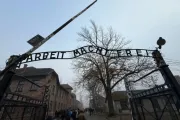 A entrada do campo Auschwitz I.