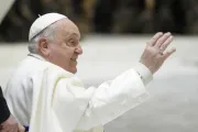 Papa Francisco acena a peregrinos na Aula Paulo VI, no Vaticano, na audiência geral de 15 de janeiro de 2025.