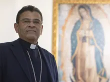 Dom Rolando Álvarez e imagem de Nossa Senhora de Guadalupe em Roma.