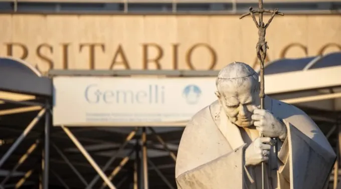 Estátua do papa são João Paulo II em frente ao Hospital Gemelli ?? 