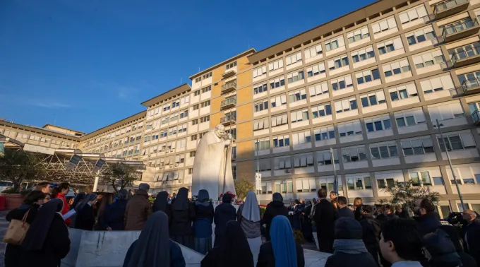 Fiéis rezam pela saúde e recuperação do papa Francisco em frente ao Hospital Gemelli ?? 