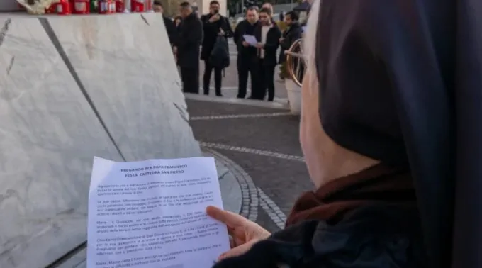 Freira reza pelo papa Francisco em frente ao Hospital Gemelli ?? 