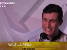 Vinicius Sotocorno cantando no Festival de Sanremo da Música Cristã