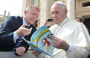 Alejandro Prosdocimi, do jornal argentino Clarín, conversa com o Papa Francisco sobre os livros “Com Francisco ao meu lado”, de Scholas Occurrentes. Crédito: Vatican Media.