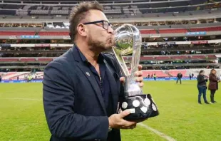 Antonio Mohamed, diretor técnico do Clube de Futebol Monterrey Rayados, levanta a taça da Liga BBVA MX em 29 de dezembro. Crédito: Facebook oficial