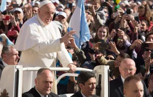 Papa Francisco saúda os peregrinos durante a Audiência Geral.