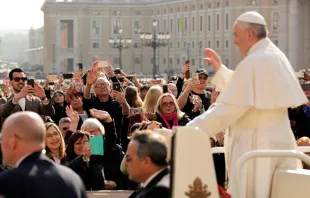 Papa Francisco saúda os peregrinos na Praça de São Pedro.