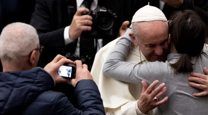 AudienciaGeneral_PapaFranciscoAbrazo_30enero2019_DanielIbanYez.jpg ?? 