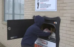 Baby Box colocada fora de um quartel de bombeiros