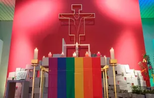 Bandeira do movimento LGBT em altar de igreja de Würzburg, Alemanha