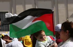 Bandeira Palestina na Praça de São Pedro.