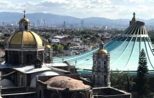 Antiga (esquerda) e nova Basílica de Guadalupe (direita) na Cidade do México. Crédito: David Ramos