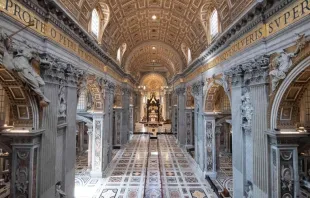 Basílica de São Pedro vazia devido à emergência de coronavírus.