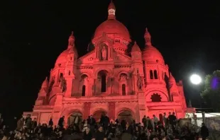 Basílica do Sagrado Coração em Paris iluminada de vermelho 