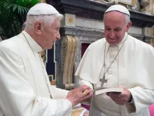 Bento XVI e Papa Francisco durante a celebração.