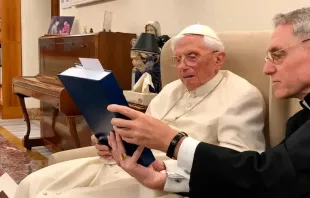 Papa Bento XVI com seu secretário, o arcebispo alemão Georg Gänswein