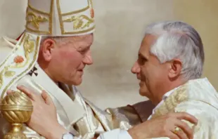 O papa São João Paulo II cumprimenta o cardeal Joseph Ratzinger durante sua investidura em 22 de outubro de 1978