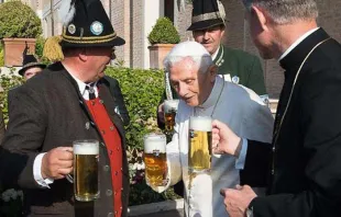 Bento XVI brindando com cerveja