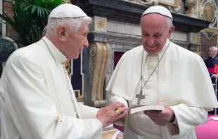 Bento XVI e Papa Francisco nos 65 anos de ordenação sacerdotal do Papa Emérito.