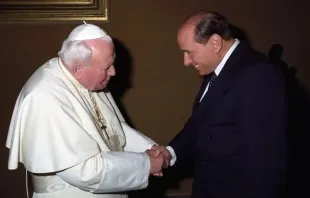 São João Paulo II recebe Berlusconi no Vaticano.