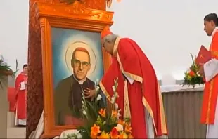 Cardeal Leopoldo Brenes reza diante de uma imagem de São Óscar Romero na Catedral de Manágua.