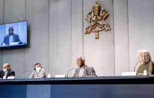 Comissão Vaticana para a COVID-19 na sala de imprensa.