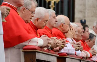 Um grupo de cardeais no Vaticano.