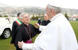 Dom Michele Castoro recebe o Papa Francisco em San Giovanni Rotondo, em março deste ano.