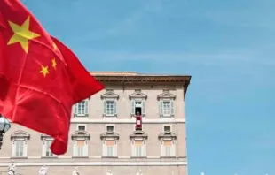 Bandeira da China na Praça de São Pedro, no Vaticano.