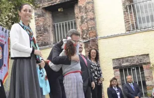  Da esquerda para a direita, Claudia Sheinbaum, Esteban Moctezuma e outras autoridades com uma menina de uniforme vestindo calça. Crédito: Governo da Cidade do México.