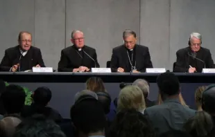 Dom Solmi, Dom Coleridge, Dom Fouad Twal e Pe. Federico Lombardi na coletiva de imprensa hoje. Foto Bohumil Petrík